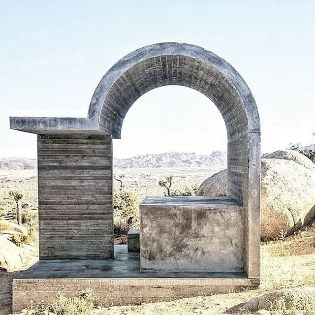 のインスタグラム：「Within the Mojave Desert lies three sculptural concrete pavilions designed by Japanese architect Arata Isozaki. Conceptualized as a series of outdoor bedrooms for summer, winter and spring/fall, these three structures “only consists of expanding the notion of the house towards nature itself.” Seen here is the spring/fall pavilion that is covered yet open to observe the desert's horizon. — #repost @architettiroma #architecture #inspiration#inspirational #WANTinspired #design」