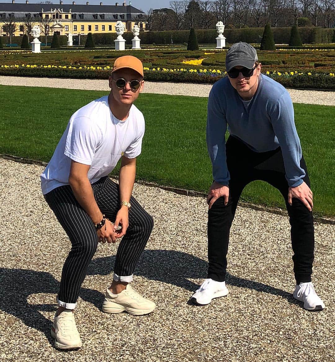 ウッフェ・ベックのインスタグラム：「Bukker os lige, så haven kan ses. Det blev ik skidegodt vel」