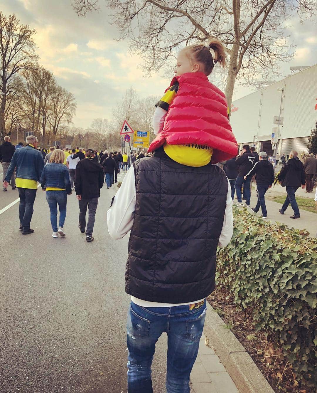 ケヴィン・グロスクロイツのインスタグラム：「„Als Kind bin ich mit meinem Vater gekommen und der wurd auch schon von seinem mitgenommen“ #fische #vaterundtochter #engel #isso」