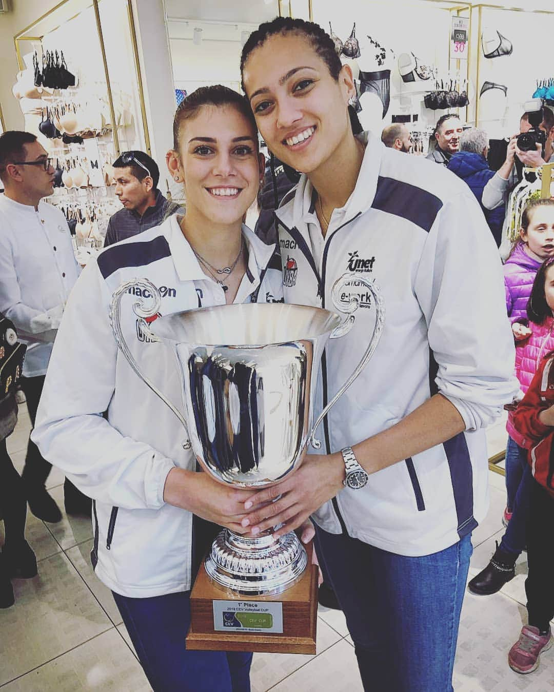 アレッシア・オッロさんのインスタグラム写真 - (アレッシア・オッロInstagram)「Con La mia cappuccina 💕🏆🥇 #coppacev #sempreinsieme #annieannidiamicizia #alice #vitro 💁🏼‍♀️💁🏽‍♀️」4月9日 2時20分 - alessiaorro8