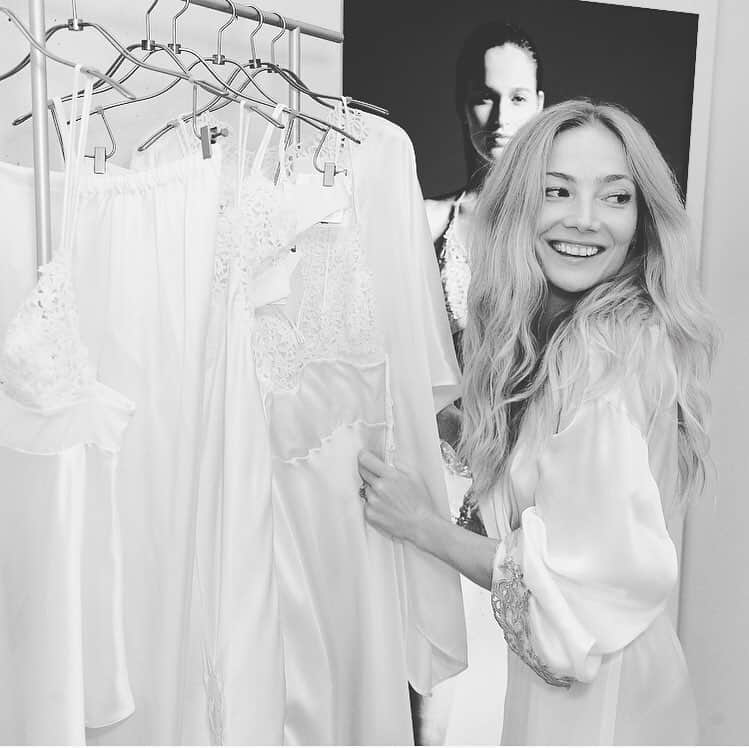 クララ・パジットさんのインスタグラム写真 - (クララ・パジットInstagram)「La Perla pearly whites 🕊 .  Shots from the new @laperlalingerie collection #laperlabride #petitemacrame #ad」4月9日 2時24分 - clarapaget