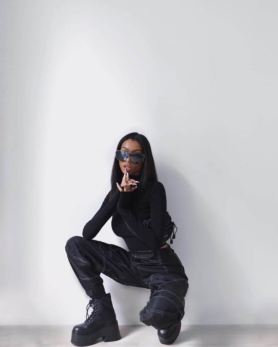 ジェイデ・ピアスのインスタグラム：「All black outfits will always be my favourite. OUTFIT- Sunglasses: @quayaustralia Top: @aym.studio Trousers: @mistressrocks Boots: @nakedwolfe Bag: @sistersandseekers」