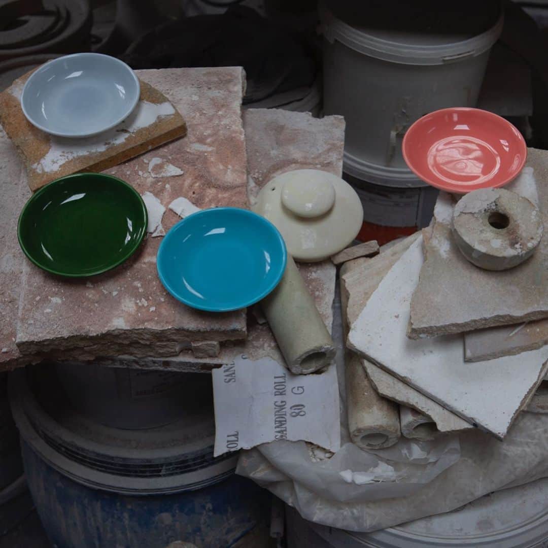 ポールスミスさんのインスタグラム写真 - (ポールスミスInstagram)「A new series of one-off vases, produced by ceramics brand @1882ltd, blends the craft of Stoke-on-Trent with the creativity of #PaulSmith. Just 👆🏼the link in our bio to find out more.  #ceramics #vase #interior #design」4月9日 2時36分 - paulsmithdesign