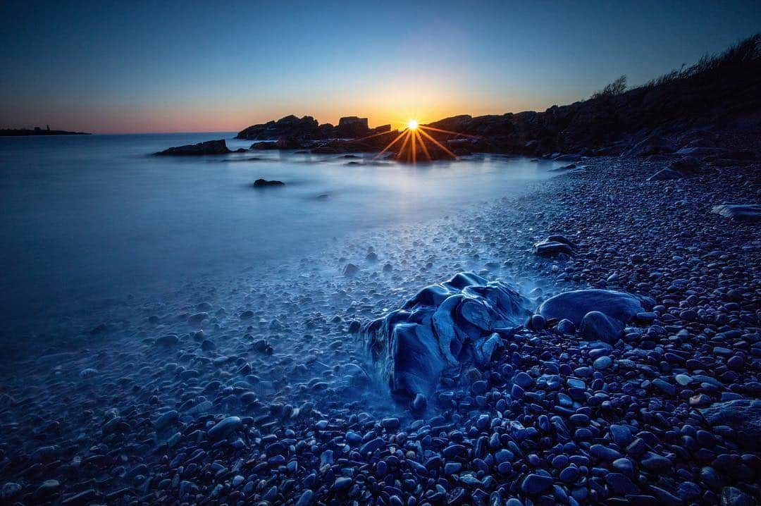 アンジー・ペインさんのインスタグラム写真 - (アンジー・ペインInstagram)「Sunrise over East Point Sanctuary, Maine. When the ocean gets going here, the sound of the waves rolling over this shore of round rocks is one of my favorite sounds out there. • • • • • #landscape #landscapephotography」4月9日 2時28分 - angelajpayne