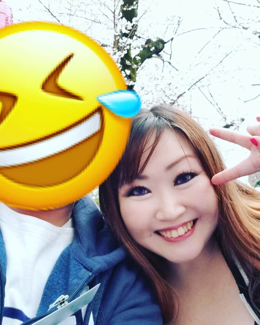 有奈めぐみさんのインスタグラム写真 - (有奈めぐみInstagram)「モナが花見の場所取りしてくれてて安心して向かえました。ほんとにありがとう！シートでお弁当広げながら、話せて楽しかった！みんなと写真撮ったのをスタンプとかで写真の、編集終わりました！みんなとツーショトをそれぞれアップ♡ありがとーございました！！ #av  #av女優  #熟女  #風俗嬢  #40歳  #平成最後の花見  #オフ会  #場所取りありがとう🙏」4月9日 2時30分 - arina_megu