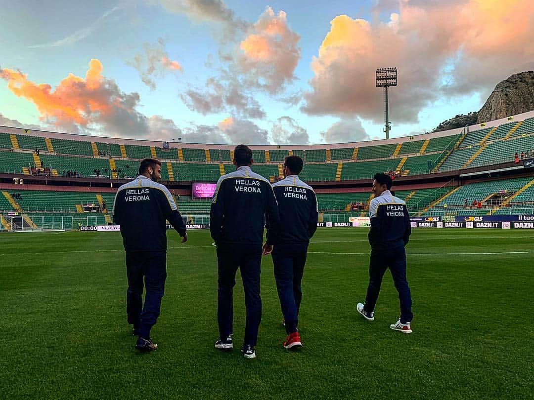 エラス・ヴェローナFCさんのインスタグラム写真 - (エラス・ヴェローナFCInstagram)「Here we go ⚡️ #DaiVerona #PalermoVerona」4月9日 2時31分 - hellasveronafc