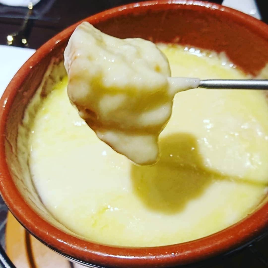 のインスタグラム：「いつもやさしい笑顔で迎えてくださるご夫婦のお店、上本町の洋食屋さん #はいから亭  やっぱここのチーズフォンデュ最っ高✨🙌✨ チーズがまろやかでワインの風味が強すぎず絶妙で、ほんっとに好きな味💕 パン無限に食べてまいそうやわ😁💦 １人前の基本セットはバゲットとエビとブロッコリー✨ ウインナー、じゃがいも、サツマイモ、などなど追加で頼める具材も豊富でリーズナブルです💡  ボリュームたっぷりで新鮮シャキシャキなサラダや、タルタルたっぷりチキン南蛮、ソースが選べるとろとろ卵のオムライスもめっちゃおいし～💞 あと、貧乏ピッツァ←注文するとき、戸惑うメニュー名ですが、これもマスト😁 好きなグラム数で作ってくれるふんわりハンバーグは今日は残念ながら売り切れだったので、また今度🙏  NHKバラエティー生活笑百科の収録で今日一緒やった5人で行ってきました😊 #天然もろこし と 遅くなったけど、#ベルサイユ  京都マラソン完走おめでとう🎉🎉🎉 #大阪グルメ #上本町 #チーズフォンデュ #洋食屋」