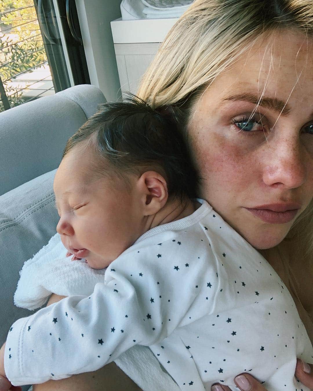 クレア・ホルトのインスタグラム：「This was me yesterday after struggling through a tough feed. Exhausted, in pain, feeling defeated. I’ve had many moments like this since my son arrived. My only concern is making sure his needs are met, yet I often feel that I’m falling short. Motherhood is an overwhelming combination of bliss and self-doubt. I try to remind myself that I can’t be perfect. I can’t be everything for everyone. I just have to do my best and take it one hour at a time. Thankfully, this little guy is worth every second of struggle. Mamas out there - tell me I’m not alone??」
