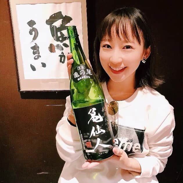 住吉史衣さんのインスタグラム写真 - (住吉史衣Instagram)「. . 早くも再びの新宿三丁目路地裏に行ってきました🤗🤗 しかも今回は珍しいメンバー❣️ ゆいとは先日事務所で会って、でもご飯するのは1年ぶりとか。ありさとは最後会ったのいつかも思い出せないほど😂笑 それでもこうして会って気兼ねなく過ごせて楽しくお食事できるって、やっぱりプラチナムの子たち良い子だし楽しいなぁ💕と思いました☺️✨✨ . . 新宿三丁目「とときち」 店名の“とと”からお魚メインなのだろうと気になっていたんだけど、専門的なお店って私たちにはまだ早いかなと躊躇していたお店。 でもいざ入ってみると店長さんも店員さんもとても優しくて快く迎えてくださって、お料理や日本酒のお話を沢山聞かせてくださいました☺️🙏💓 まず勧めていただいた“くどき上手 亀仙人”タンク１本だけの仕込みで、全国でも十数店舗しか取り扱いがない販売店限定酒🍶💕優しい甘い香りがして独特のフルーティーな甘みとしっかりした味、飲んだ後のスッキリ感がとても飲みやすかったです！ お通しの“和風ピンチョス”は優しい味付けの煮物を串に刺した感じ🍢ユリ根や大根が桜の花びらの形になっていて季節を感じさせてくれます🌸 “お刺身盛り合わせ”はどれを食べても「食べたことない！これが一番美味しい」とありさが言ってしまうほど、どれもとても美味しかったです🤤🤤 そして大好物の“西京焼”脂がのっていて味もちょうど良い塩梅。皮もカリッとしていて、骨までしゃぶりたいくらい余すところなく美味しかったです💓 それに合わせて出してくださった“AKABU 純米酒”いろんな方のインスタで見ていて飲みたいと思っていた内の１つ。甘い香りとスッキリとした飲み口で美味しくどんなお料理にも合いそう😚♪ 最後にいただいた“すじこ”も卵が小ぶりでぷちぷちと弾力があってとても美味しかったです😌🙏💕 . . #新宿 #新宿三丁目 とときち #魚料理 #魚介 #海鮮 #お刺身 #和風 #ピンチョス  #食べ歩き #裏路地 #路地裏 #ふーみん食べ歩き  #酒場 #大衆居酒屋 #大衆酒場 #居酒屋  #はしご酒 #飲み屋 #日本酒 #日本酒女子 #日本酒好き  #日本酒好きな人と繋がりたい #晩酌 #グルメ女子  ありさの#西京焼き #最強 で爆笑🤣🤣 #飲酒タグラム #清酒 #일본술 #japanesesake .」4月9日 2時44分 - fumie_0426