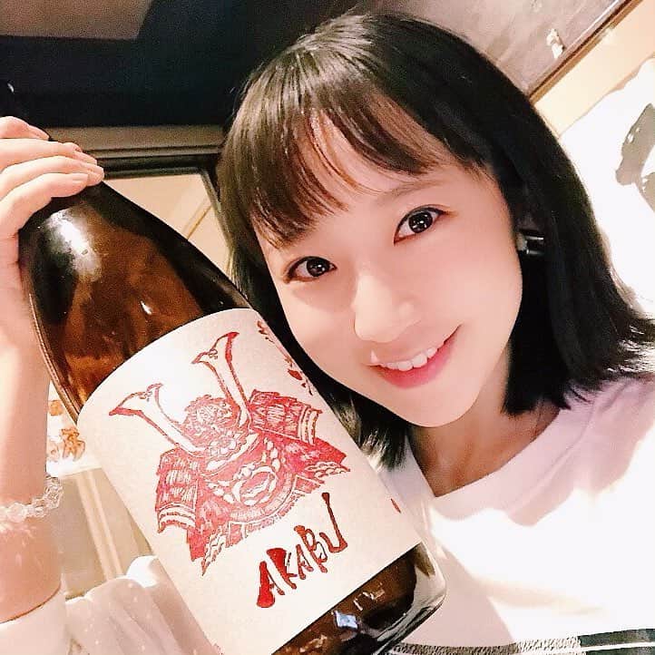 住吉史衣さんのインスタグラム写真 - (住吉史衣Instagram)「. . 早くも再びの新宿三丁目路地裏に行ってきました🤗🤗 しかも今回は珍しいメンバー❣️ ゆいとは先日事務所で会って、でもご飯するのは1年ぶりとか。ありさとは最後会ったのいつかも思い出せないほど😂笑 それでもこうして会って気兼ねなく過ごせて楽しくお食事できるって、やっぱりプラチナムの子たち良い子だし楽しいなぁ💕と思いました☺️✨✨ . . 新宿三丁目「とときち」 店名の“とと”からお魚メインなのだろうと気になっていたんだけど、専門的なお店って私たちにはまだ早いかなと躊躇していたお店。 でもいざ入ってみると店長さんも店員さんもとても優しくて快く迎えてくださって、お料理や日本酒のお話を沢山聞かせてくださいました☺️🙏💓 まず勧めていただいた“くどき上手 亀仙人”タンク１本だけの仕込みで、全国でも十数店舗しか取り扱いがない販売店限定酒🍶💕優しい甘い香りがして独特のフルーティーな甘みとしっかりした味、飲んだ後のスッキリ感がとても飲みやすかったです！ お通しの“和風ピンチョス”は優しい味付けの煮物を串に刺した感じ🍢ユリ根や大根が桜の花びらの形になっていて季節を感じさせてくれます🌸 “お刺身盛り合わせ”はどれを食べても「食べたことない！これが一番美味しい」とありさが言ってしまうほど、どれもとても美味しかったです🤤🤤 そして大好物の“西京焼”脂がのっていて味もちょうど良い塩梅。皮もカリッとしていて、骨までしゃぶりたいくらい余すところなく美味しかったです💓 それに合わせて出してくださった“AKABU 純米酒”いろんな方のインスタで見ていて飲みたいと思っていた内の１つ。甘い香りとスッキリとした飲み口で美味しくどんなお料理にも合いそう😚♪ 最後にいただいた“すじこ”も卵が小ぶりでぷちぷちと弾力があってとても美味しかったです😌🙏💕 . . #新宿 #新宿三丁目 とときち #魚料理 #魚介 #海鮮 #お刺身 #和風 #ピンチョス  #食べ歩き #裏路地 #路地裏 #ふーみん食べ歩き  #酒場 #大衆居酒屋 #大衆酒場 #居酒屋  #はしご酒 #飲み屋 #日本酒 #日本酒女子 #日本酒好き  #日本酒好きな人と繋がりたい #晩酌 #グルメ女子  ありさの#西京焼き #最強 で爆笑🤣🤣 #飲酒タグラム #清酒 #일본술 #japanesesake .」4月9日 2時44分 - fumie_0426