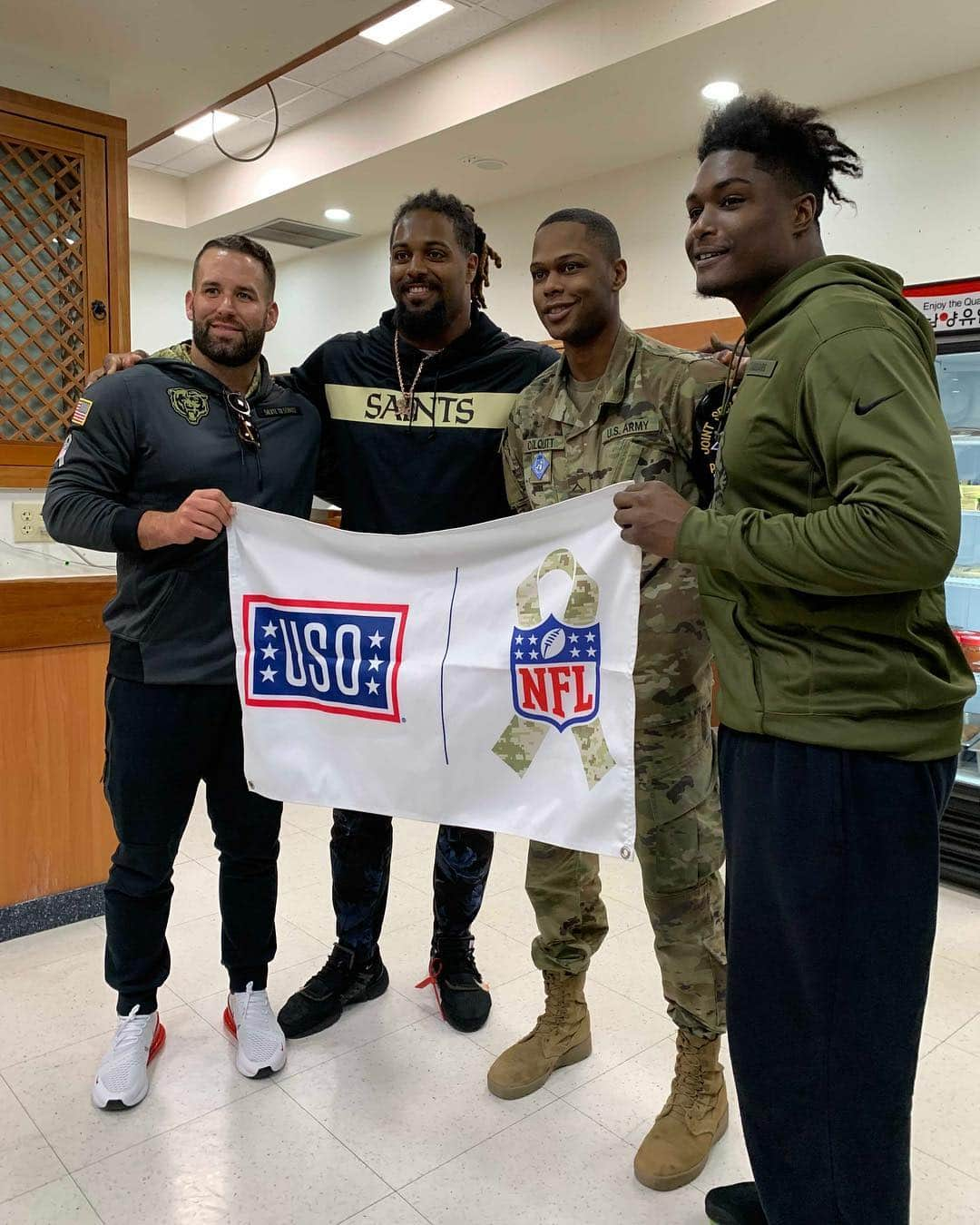 NFLさんのインスタグラム写真 - (NFLInstagram)「Last week during the NFL-@theUSO Tour in South Korea, @chase_daniel, @camjordan94, @myles_jack and Stephen Gostkowski met with military service members to see first-hand what they do to keep us safe. #SaluteToService」4月9日 2時39分 - nfl