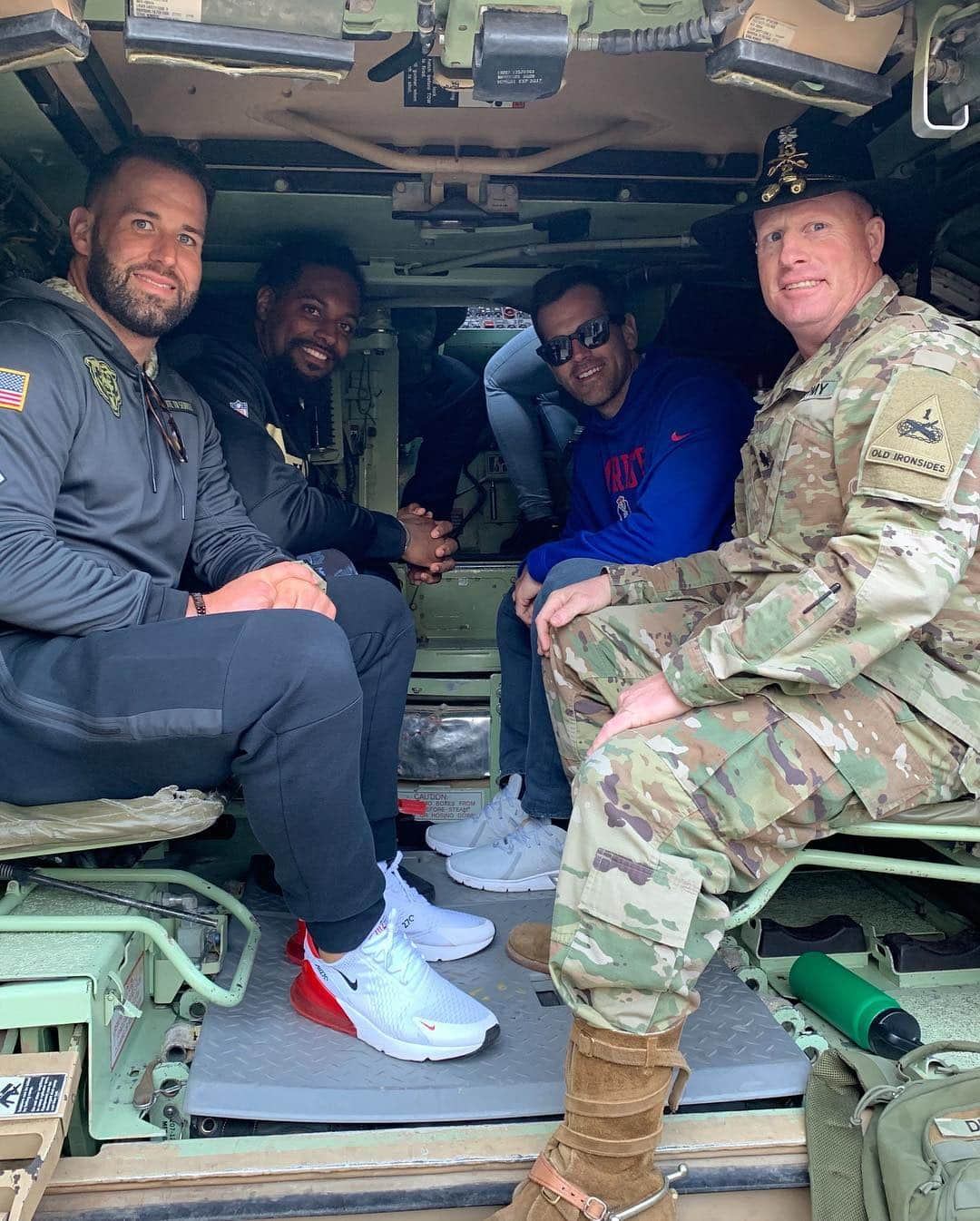 NFLさんのインスタグラム写真 - (NFLInstagram)「Last week during the NFL-@theUSO Tour in South Korea, @chase_daniel, @camjordan94, @myles_jack and Stephen Gostkowski met with military service members to see first-hand what they do to keep us safe. #SaluteToService」4月9日 2時39分 - nfl