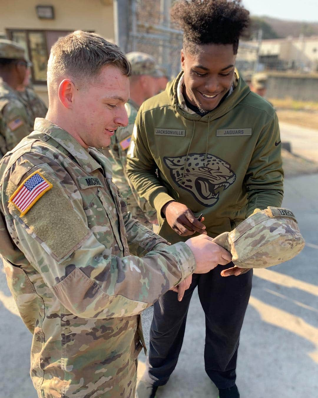 NFLさんのインスタグラム写真 - (NFLInstagram)「Last week during the NFL-@theUSO Tour in South Korea, @chase_daniel, @camjordan94, @myles_jack and Stephen Gostkowski met with military service members to see first-hand what they do to keep us safe. #SaluteToService」4月9日 2時39分 - nfl