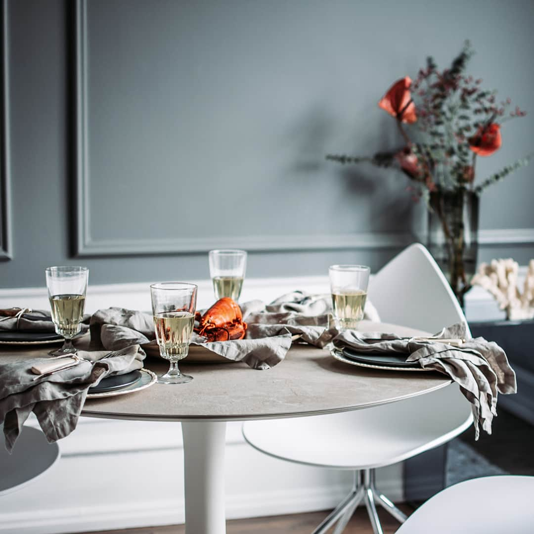 BoConceptさんのインスタグラム写真 - (BoConceptInstagram)「Cheers and enjoy the good life: Gather around the table and dine in style.  #BoConcept #spring #design #interior #danishdesign #furniture #diningtable #herecomesthegoodlife」4月9日 2時42分 - boconcept_official