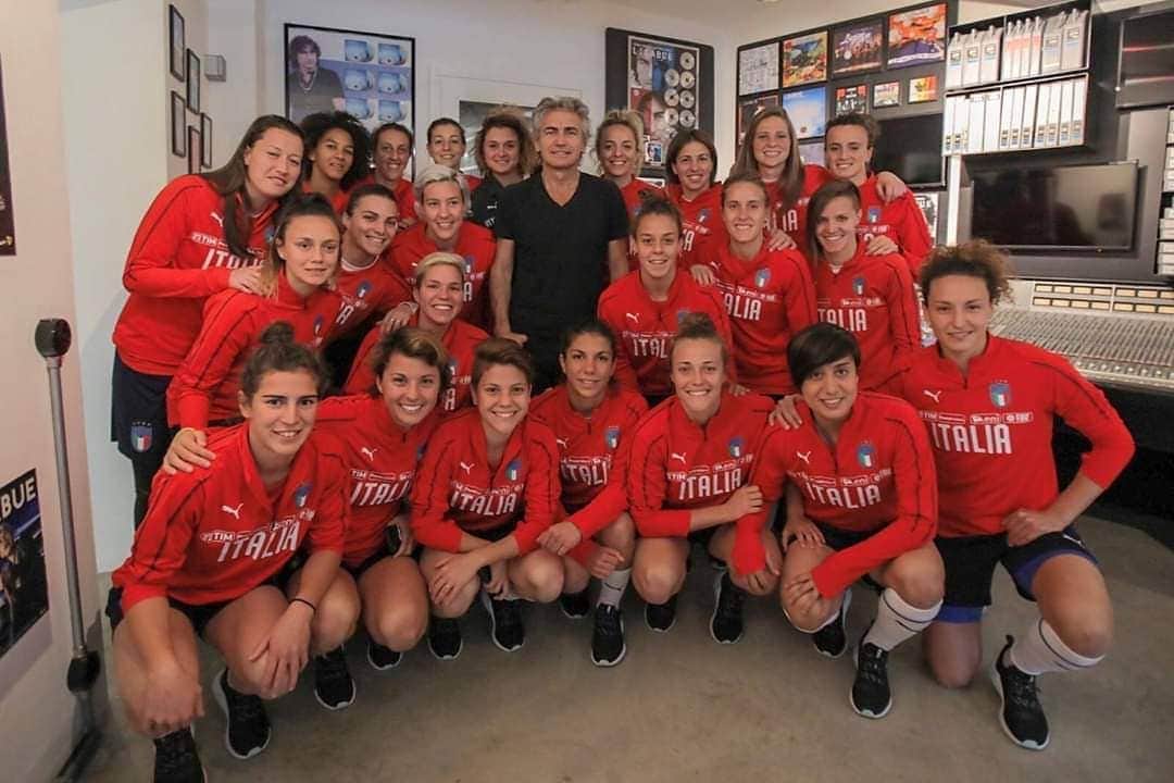 サッカーイタリア代表さんのインスタグラム写真 - (サッカーイタリア代表Instagram)「#Nazionale Femminile🇮🇹 📸Gran bella sorpresa per le #Azzurre di @bertolinimilena che, alla vigilia dell'amichevole di #ReggioEmilia con l'Irlanda🇮🇪, hanno incontrato @ligabue_official proprio nello studio di registrazione del rocker di Correggio . . #VivoAzzurro」4月9日 2時43分 - azzurri