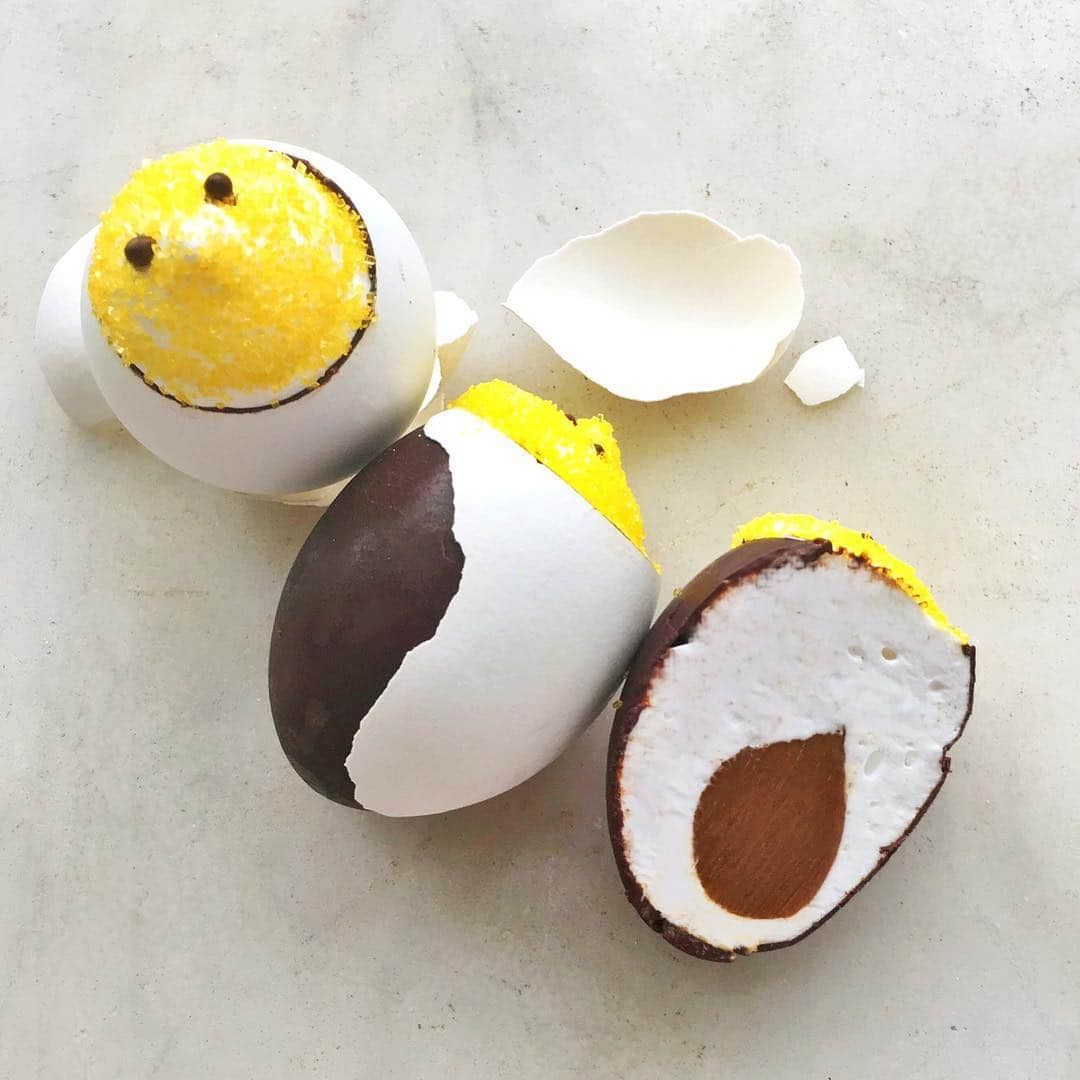 DOMINIQUE ANSEL BAKERYさんのインスタグラム写真 - (DOMINIQUE ANSEL BAKERYInstagram)「One of my favorite things about Easter is our Peep-a-Boo marshmallow chicks, each one nestled inside a real eggshell, with a fluffy marshmallow chick inside and a gooey salted caramel core. Crack away the eggshell and enjoy. 🐣 #peepaboo (available in NYC, LA, and London through Easter Sunday)」4月9日 2時50分 - dominiqueansel