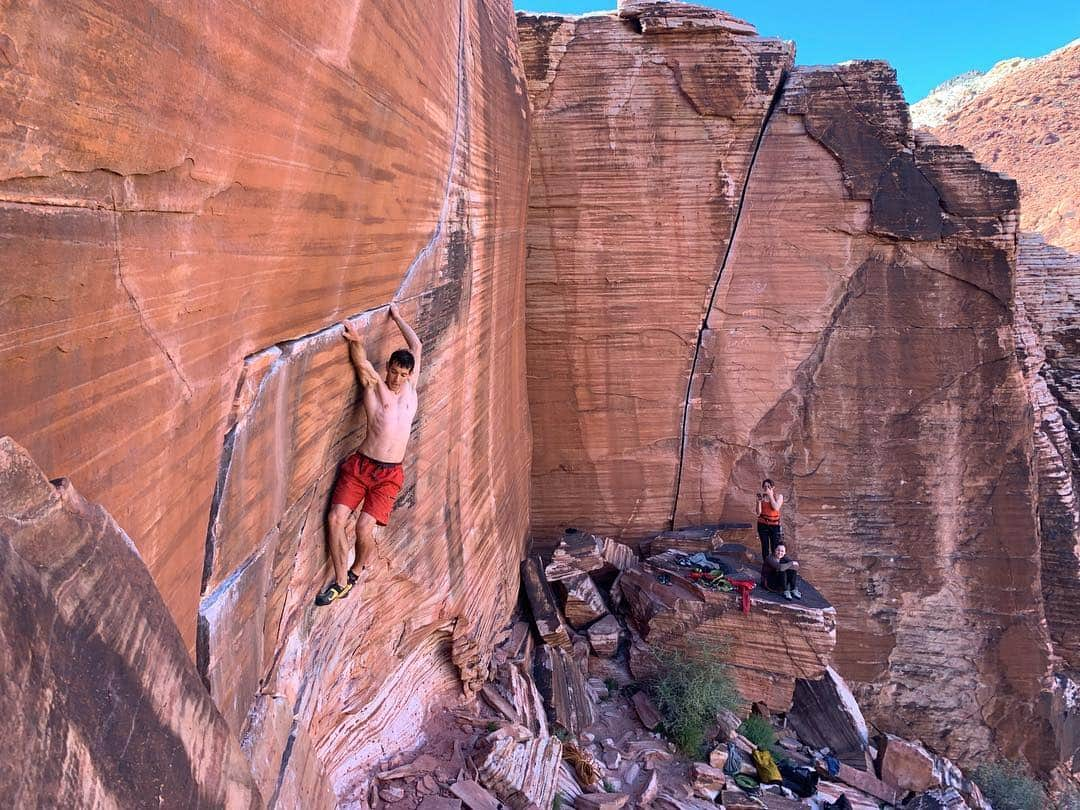 アレックス・オノルドさんのインスタグラム写真 - (アレックス・オノルドInstagram)「The rare down climbing rose move. We spent the weekend having the first @honnoldfoundation board meeting - though of course we all found time to play in the desert a bit. @maurybirdwell photo of me playing around with fellow board member @brittgibbons and Honnold Foundation Executive Director @dorytrimble spectating. It was a super productive weekend; I’m stoked for the work to come this year.」4月9日 2時50分 - alexhonnold