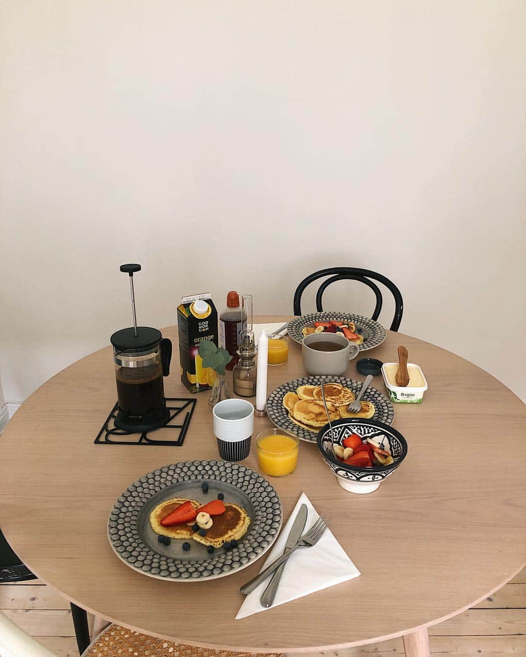 イザベル・オルソンのインスタグラム：「Breakfast with sis 🍽」