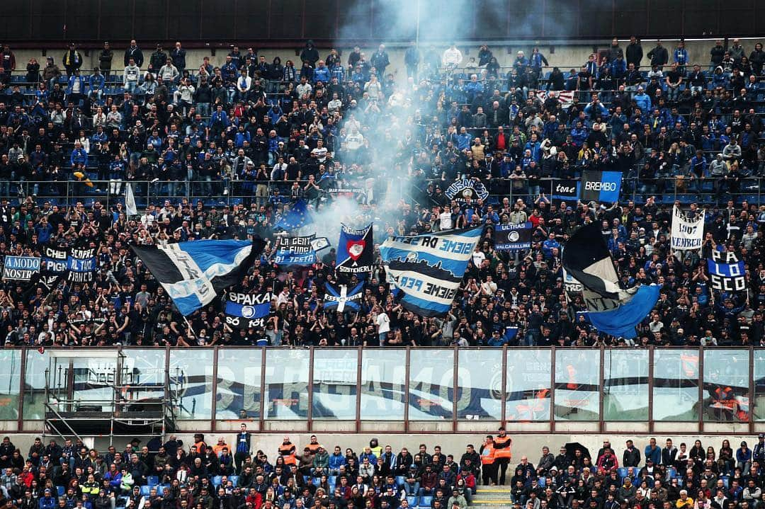 アタランタBCさんのインスタグラム写真 - (アタランタBCInstagram)「Un sostegno senza sosta pure dal terzo anello del Meazza! 🙌 Anche ieri solo 👏👏🖤💙 #GoAtalantaGo ⚫️🔵 ~ #InterAtalanta #Atalanta #Bergamo #SerieATIM #fans #supporters #football #forzaAtalanta」4月9日 3時11分 - atalantabc