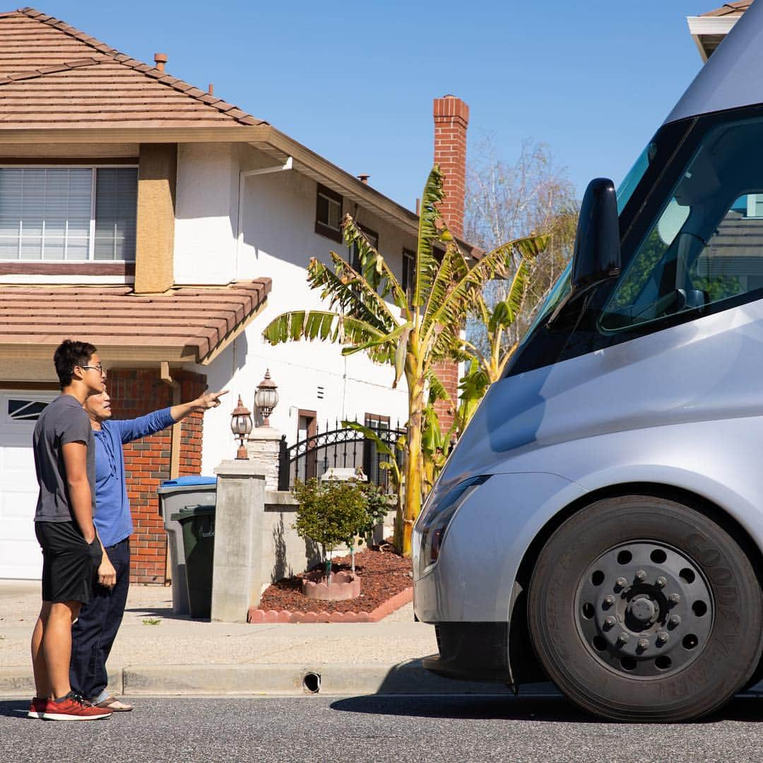 Teslaさんのインスタグラム写真 - (TeslaInstagram)「Tesla Semi delivering cars to customers」4月9日 3時04分 - teslamotors