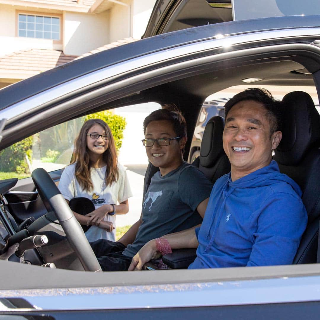 Teslaさんのインスタグラム写真 - (TeslaInstagram)「Tesla Semi delivering cars to customers」4月9日 3時04分 - teslamotors