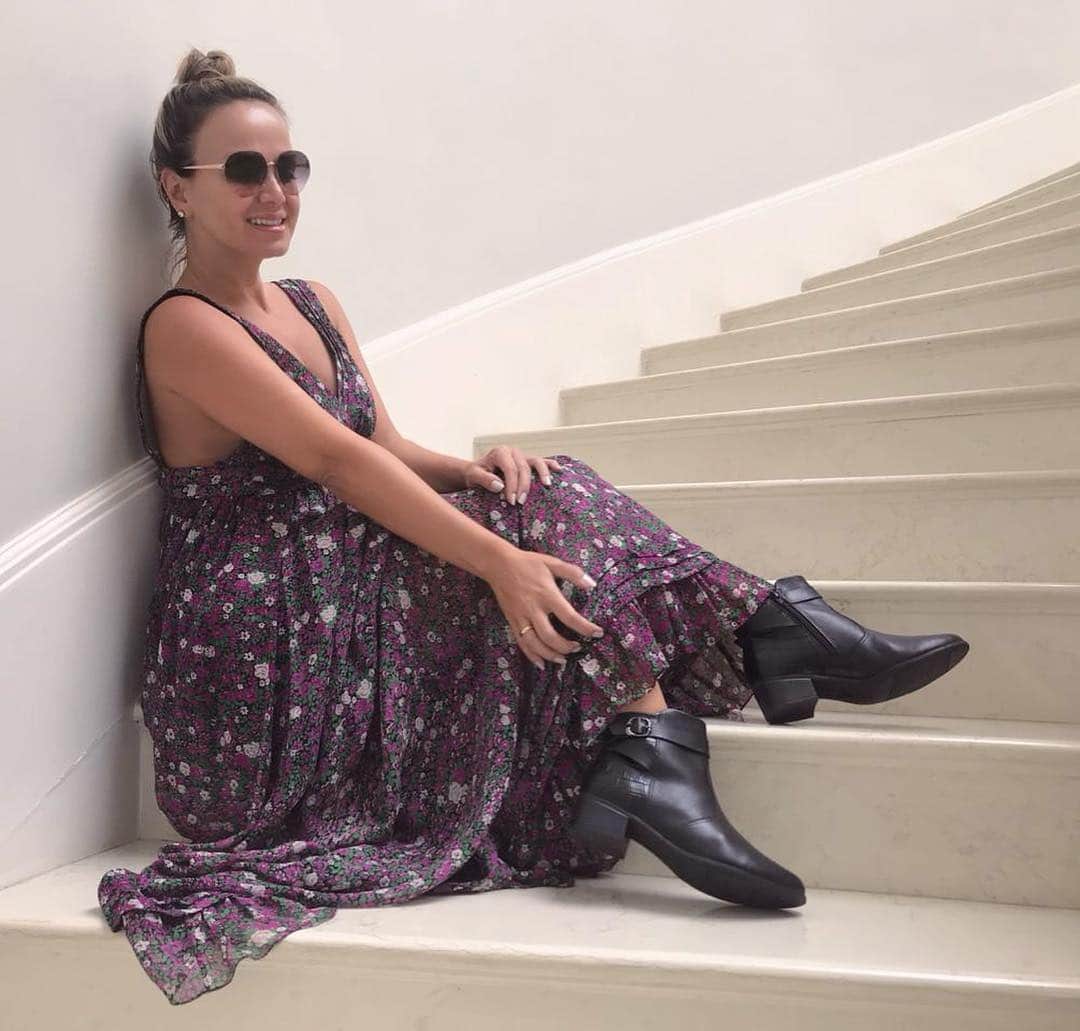 Eliana Michaelichin Bezerraのインスタグラム：「Que tal sair de casa com um calçado confortável e cheio de estilo? Sim! Essa bota incrível é da coleção de inverno da @comfortflex, que tá arrasando! O detalhe imitando croco e a fivela no cano, fazem toda a diferença. E claro, todo conforto que só a marca de calçados mais confortável do Brasil oferece. Acesse o site pelo meu stories e conheça toda a coleção! Vai lá!! #inverno2019 #moda #tecnologia #conforto #publipost」
