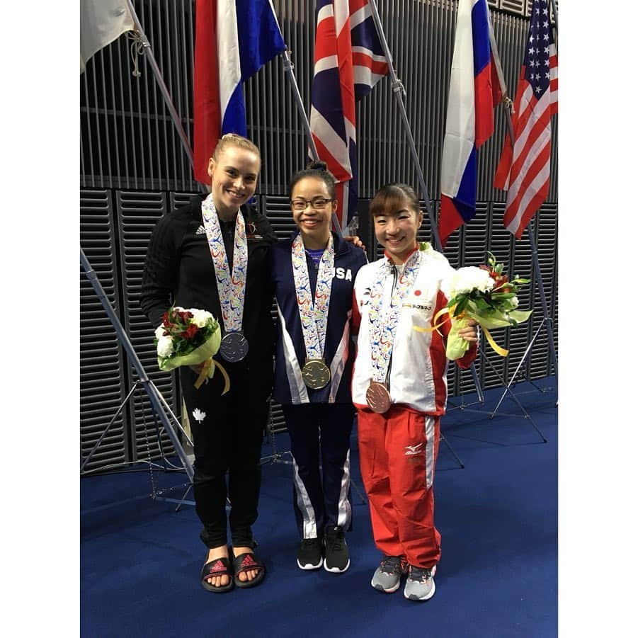 エリー・ブラックさんのインスタグラム写真 - (エリー・ブラックInstagram)「Had a great time competing at the Tokyo World Cup yesterday with these girls! Such a great arena, atmosphere and crowd! Big shoutout to my team who came out to cheer me on 💕 Thank you all for your continuous support!  Congratulations to all! #gymnasticsisfun #teamcanada #tokyoworldcup」4月9日 3時13分 - ellieblack_