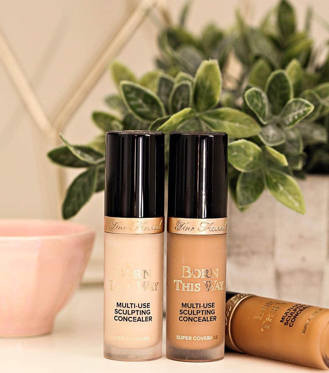 Too Facedさんのインスタグラム写真 - (Too FacedInstagram)「Perfect for on-the-go touch-ups! ✨ Smooth and sculpt for natural-looking coverage with our Born This Way Super Coverage Concealer. Available @douglas_cosmetics #tfbornthisway #toofaced」4月9日 3時13分 - toofaced