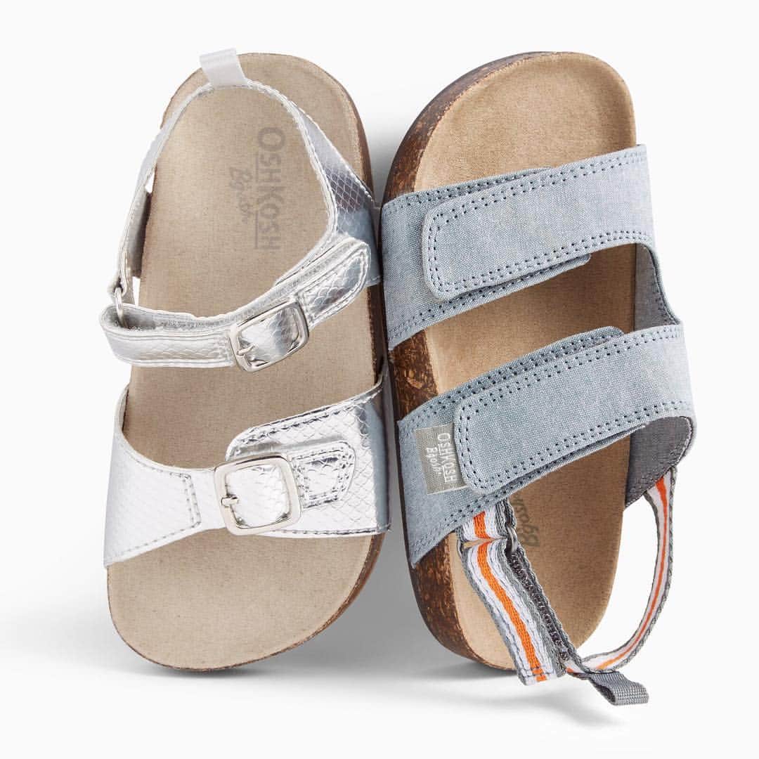 のインスタグラム：「Bring on the #sunnyvibes ☀️ It’s officially sandal weather (as far as we’re concerned)! #hisandhers #sandaltwinning #metallic #chambray #kidssandals #oshkoshkids」
