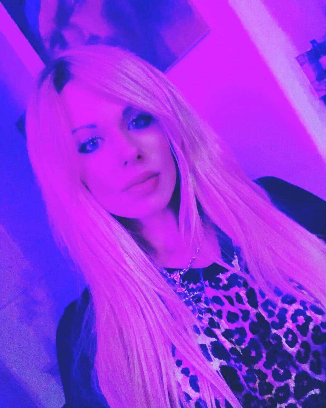 オリアンティさんのインスタグラム写真 - (オリアンティInstagram)「Only purple lights in here .. working on new tunes today 🖤💣🔮」4月9日 3時17分 - iamorianthi