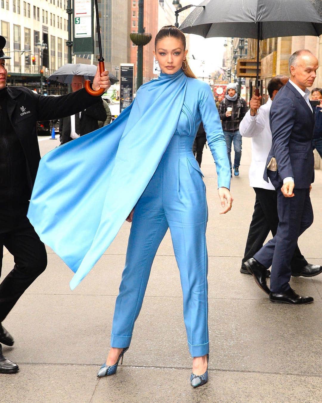 E! Onlineさんのインスタグラム写真 - (E! OnlineInstagram)「Hold her umbrella then head to E!’s @stylecollective for every show stopping fashion moment. Because this is a moment. (📷: Shutterstock)」4月9日 3時20分 - enews