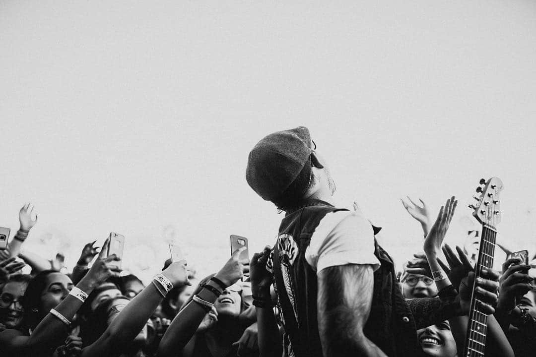 ニック・マーティンのインスタグラム：「Just checking in with you guys! Another 2 week sabbatical from Instagram was good for the soul, for me personally. Getting more & more hyped for this upcoming summer on @rockstardisrupt @vanswarpedtour. But, holy hell, I am SO excited for everything else in the works with upcoming SIRENS announcements 😊🤘🏽 There’s a lot going on behind the scenes over here - all very positive happenings - and we can’t wait to share with you all very soon. Thank you for your patience, your love, & your support. I say it often, but it truly means more than you know to all of us. - Now, what’s everyone been up to? How’s everyone doing? @mrsjennamartin & I saw Shazam last night and loved it. I’m very ready for Game Of Thrones to start back up but I’m also very nervous about it because I think everyone is literally going to die. I’ve been listening to @puptheband’s new album because it’s amazing. Loving the new Billie Eilish (@wherearetheavocados) album. I’ve been on a new workout regiment that’s been kicking my ass thanks to @mike_simone @humanfitproject. I also enjoyed a new show called Shrill. That’s all I got for now! Let’s chat and catch up a bit. - Much love ✌🏽」