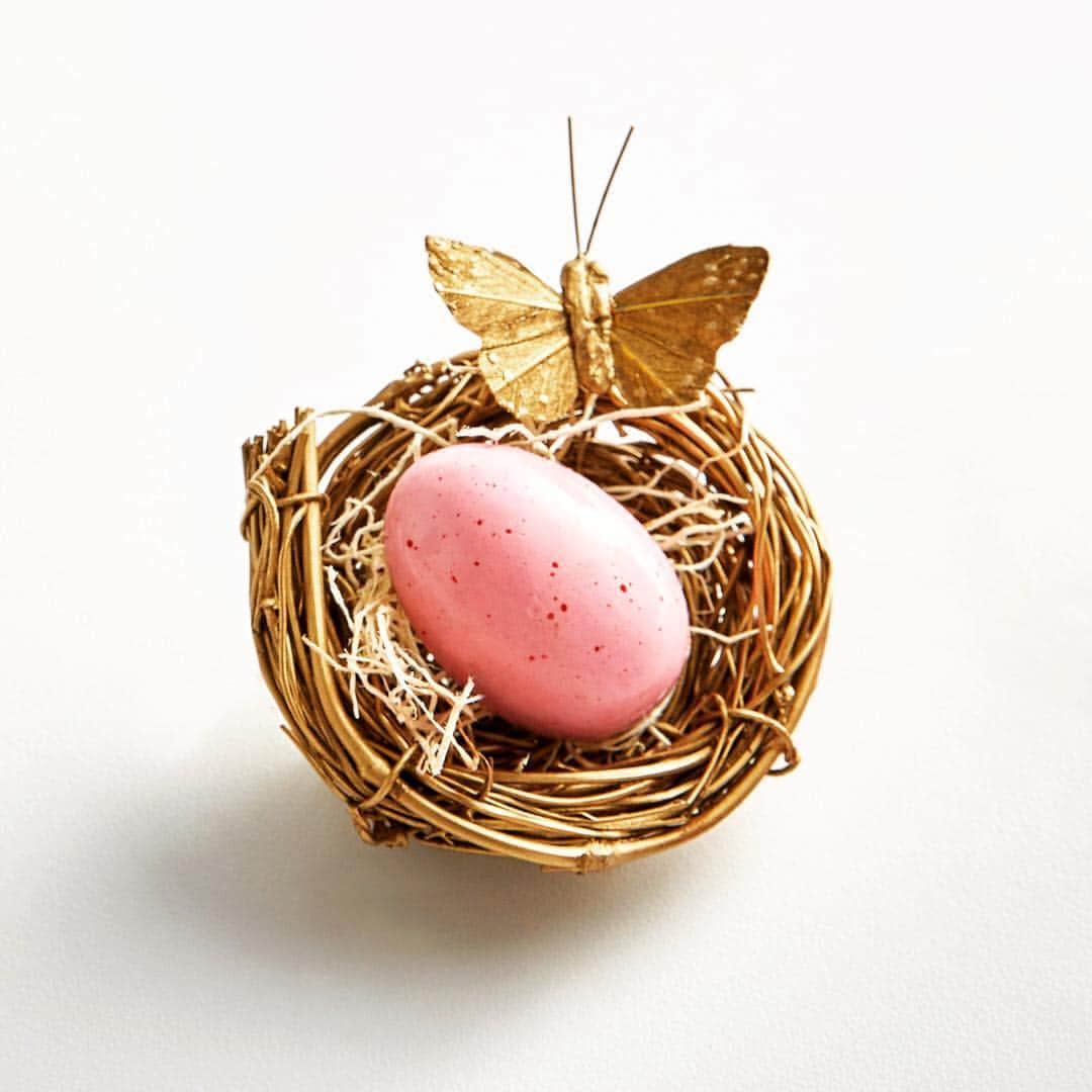 DEAN & DELUCAのインスタグラム：「Good things come in small packages, especially when the good thing is chocolate! Éclat's whimsical egg collection is filled with coconut, hazelnut, cherry, and milk caramel ganache. The Spring-y pink and red hues add a lovely pop of color to your Easter egg hunt.」