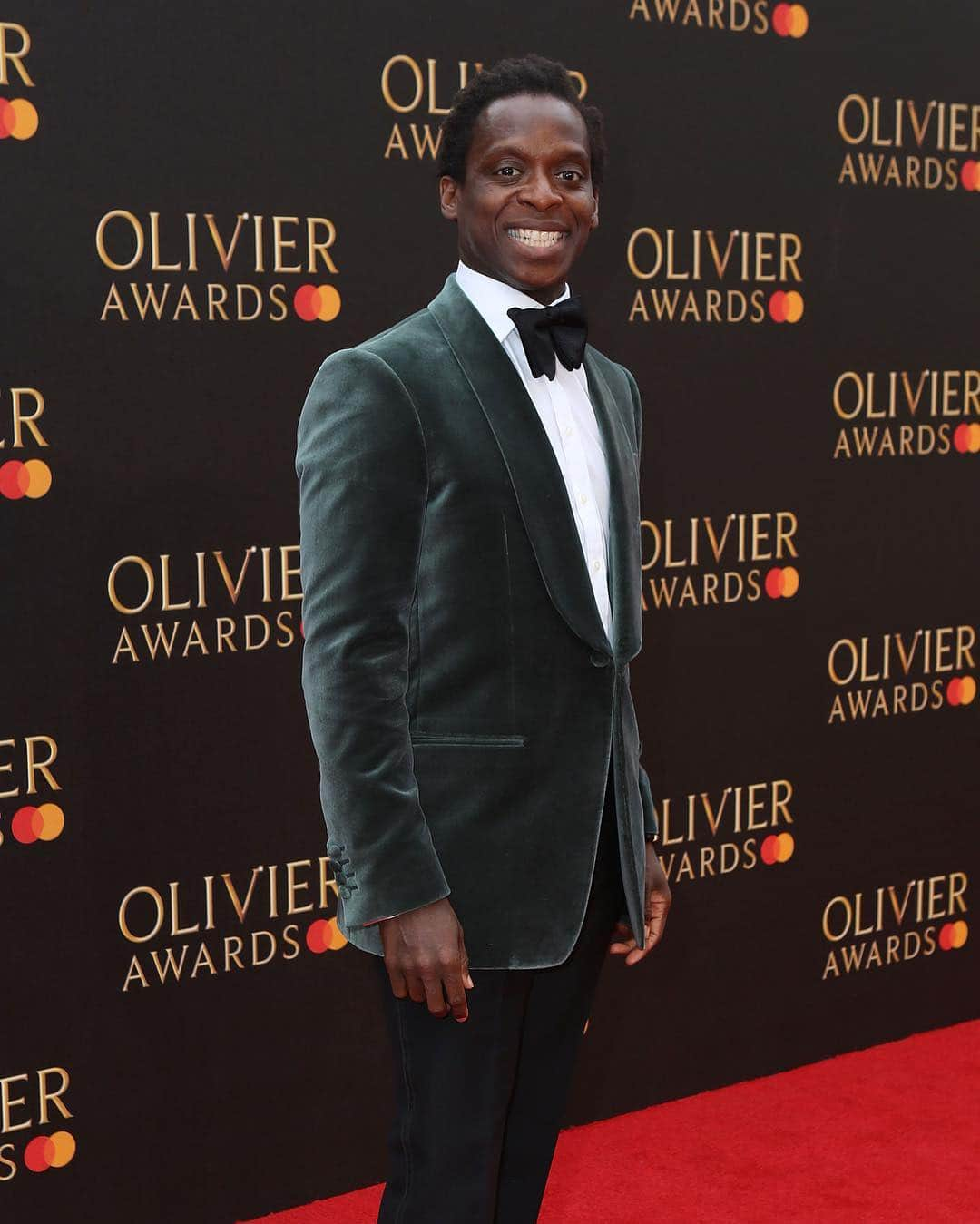 チェスターバリーさんのインスタグラム写真 - (チェスターバリーInstagram)「What a night! Many congratulations to @kobnaholdbrooksmith for winning an @olivierawards for Best Actor in a Musical. It was an absolute pleasure to dress him in Chester Barrie for the ceremony last night. . . . . #CBstyle #SavileRow #tailoring#menswear #suit #mensfashion #style#chesterbarrie #Britishfashion#formalsuit #formalsuit #formalwear #redcarpetready #blacktie #dinnerjacket#tuxedo #olivierawards #royalalberthall #redcarpetstyle#redcarpet #olivierawards2019 #mensstyle #london #theatre」4月9日 3時27分 - chester_barrie