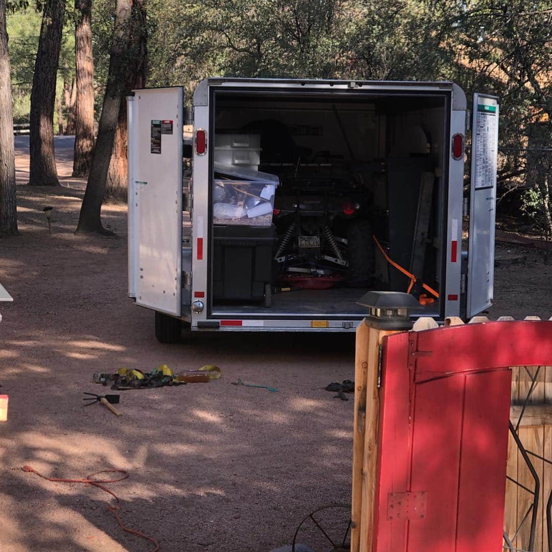 クリス・クニエリムさんのインスタグラム写真 - (クリス・クニエリムInstagram)「Went to Arizona with an empty truck and returned with a 12ft trailer. 🤷🏻‍♂️ Little shed cleaning is all.」4月9日 3時49分 - chris_knierim