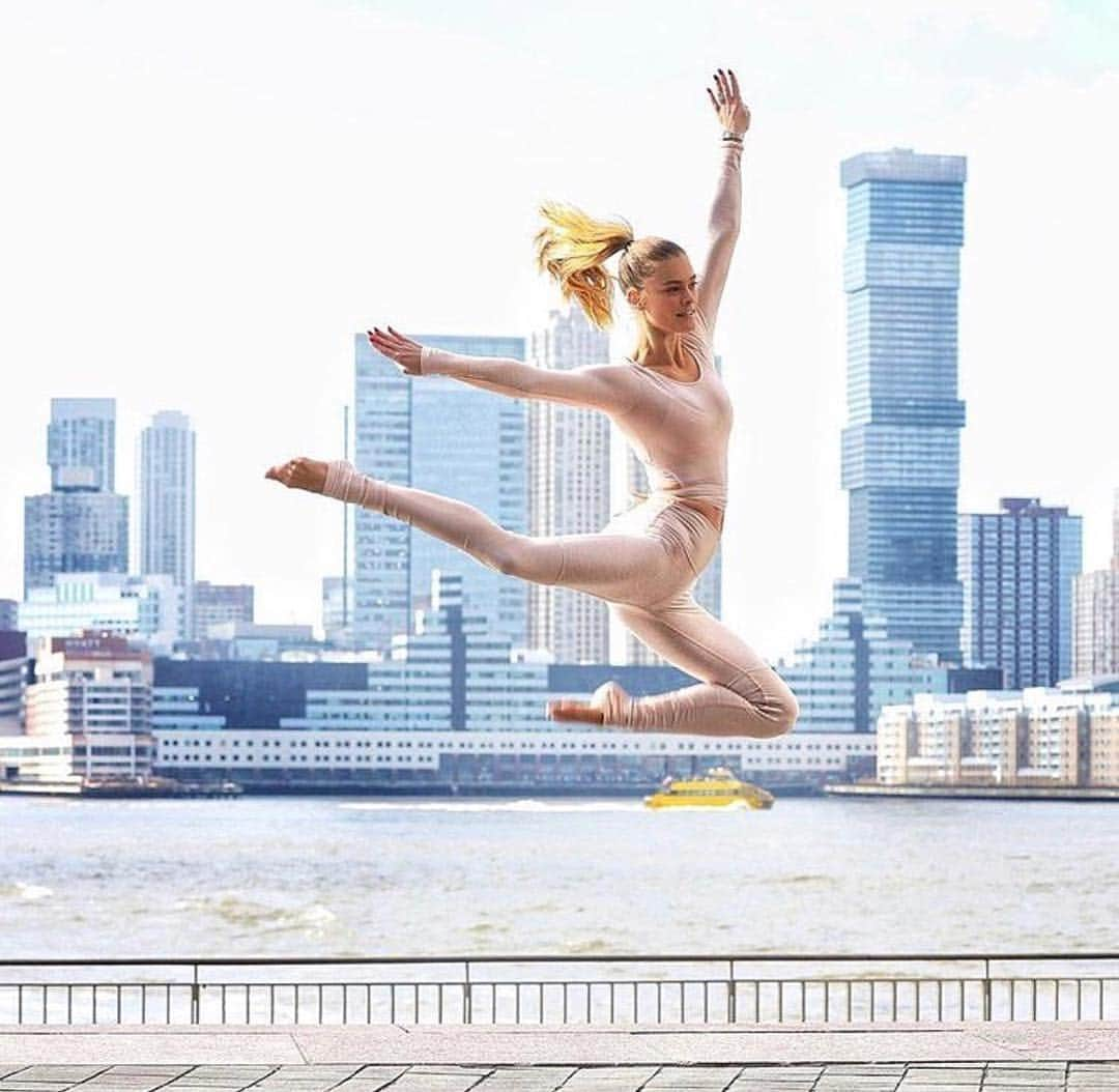 ALO Yogaさんのインスタグラム写真 - (ALO YogaInstagram)「New day, new week, new opportunities ✨⭐️ @ninaagdal is giving us all the Monday feels in her Nectar Goddess Leggings & Barre Long Sleeve Top 😍❤️ #aloyoga #yoga  What’s your intention for the week?! Comment below! ✨」4月9日 4時03分 - aloyoga