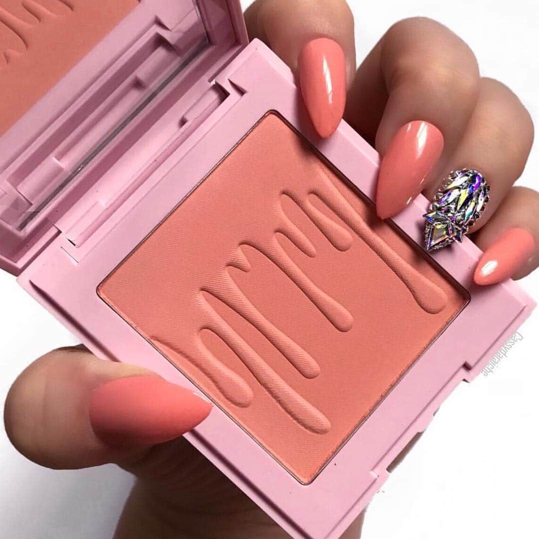 Kylie Cosmeticsさんのインスタグラム写真 - (Kylie CosmeticsInstagram)「Kitten Baby blush 😊 Mark your calendars, blushes, bronzers and Kylighters are restocking on April 12 🌸 thanks for the beautiful pic @cassydaraiche」4月9日 3時55分 - kyliecosmetics