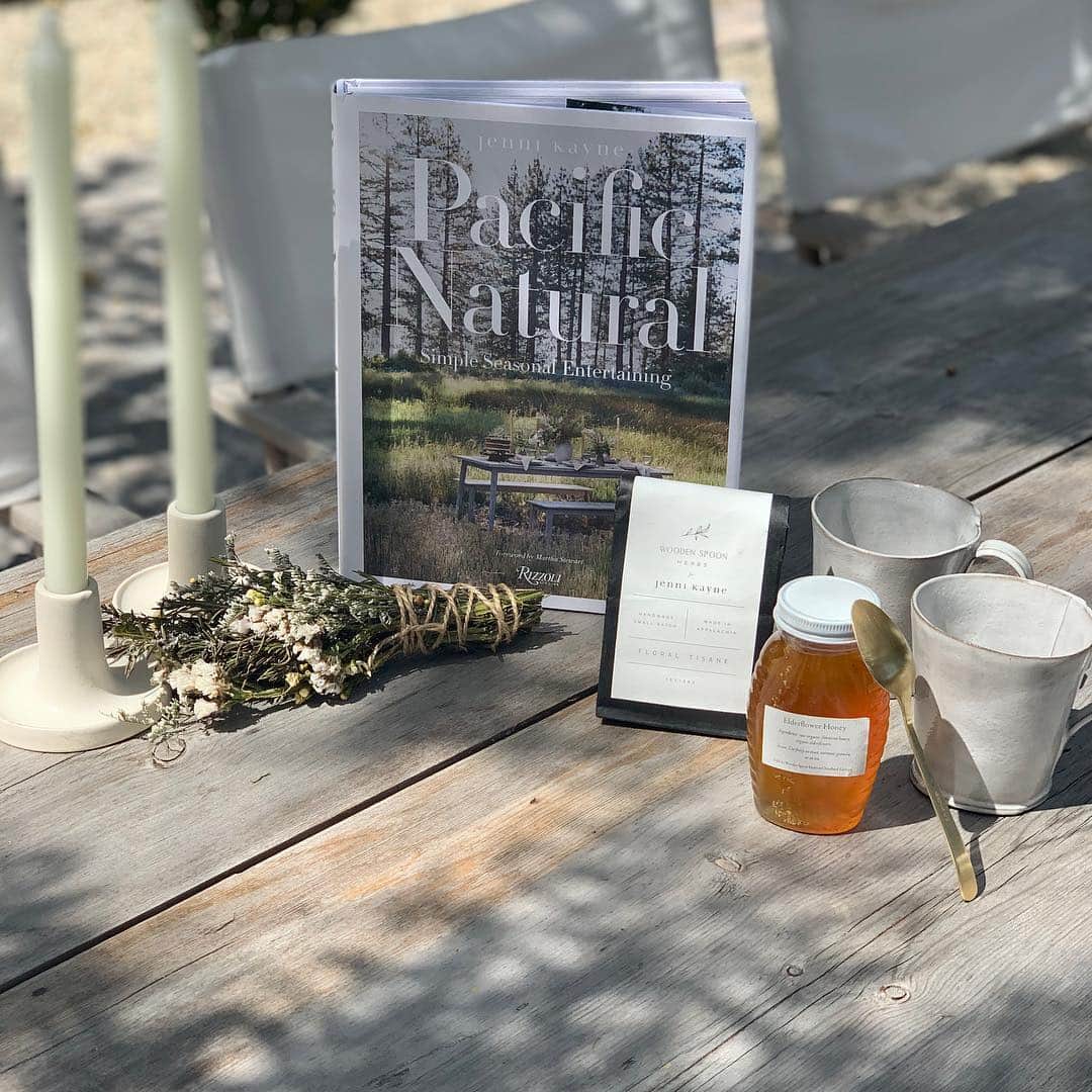 ジェシカ・キャプショーのインスタグラム：「My brilliantly gifted friend @jennikayne just put out her first book!! Every page is a sneak peek at how she pulls together unique, gorgeous and organic things to create her distinct style and basically is the best hostess evaaahhhh!! Thank you for this delightful gathering of goodness. I will be reading every page with a notepad and pencil on standby...#pacificnatural」
