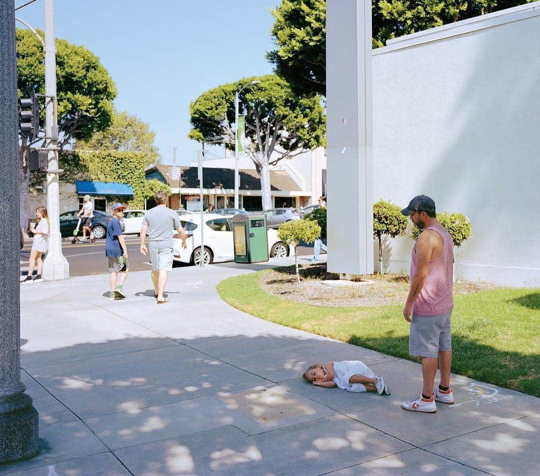 ガゴシアン・ギャラリーさんのインスタグラム写真 - (ガゴシアン・ギャラリーInstagram)「#JeffWall: Gagosian West 21st Street, New York, is pleased to announce Jeff Wall’s first exhibition with the gallery. The majority of the works included are on view for the first time.  Wall's "Parent child" (2018) features a blissful moment on a summer day—at least for the dreamy little girl who has decided to recline on the sidewalk; less so for the adult responsible for her. Learn more about the show via the link in our bio! __________ #Gagosian #GagosianW21St  Jeff Wall, "Parent child," 2018, inkjet print, 86 5/8 × 108 1/4 inches (220 × 275 cm) © Jeff Wall」4月9日 3時59分 - gagosian