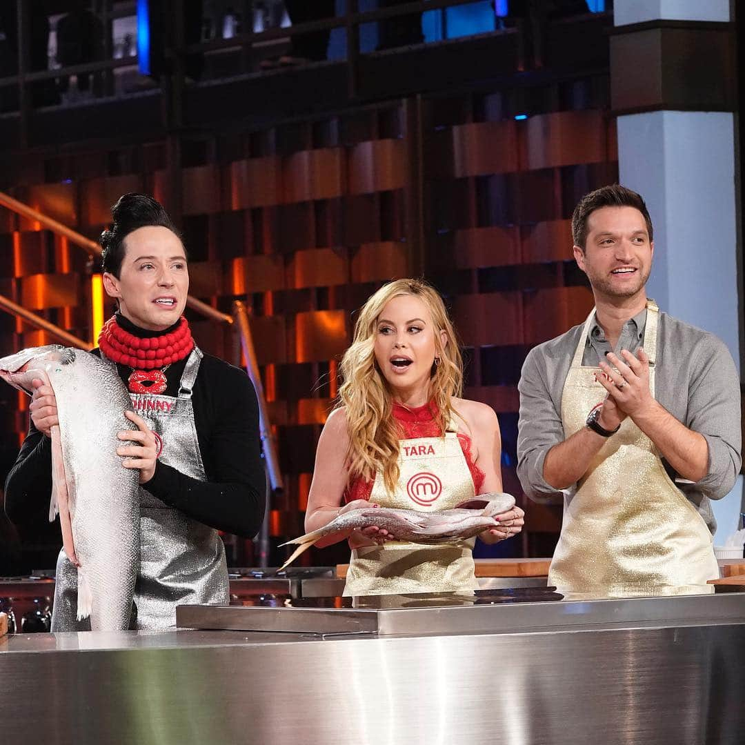 タラ・リピンスキーさんのインスタグラム写真 - (タラ・リピンスキーInstagram)「Guys, some big news!!! We did #MasterChef and it was one of my favorite work experiences ever. Not hyperbole. Teaming up with my husband might have had something to do with that... Catch me and @toddkap on the two-night MasterChef Celebrity Family Showdown special May 15 and 22 at 8/7c on @FOXTV.」4月9日 4時02分 - taralipinski