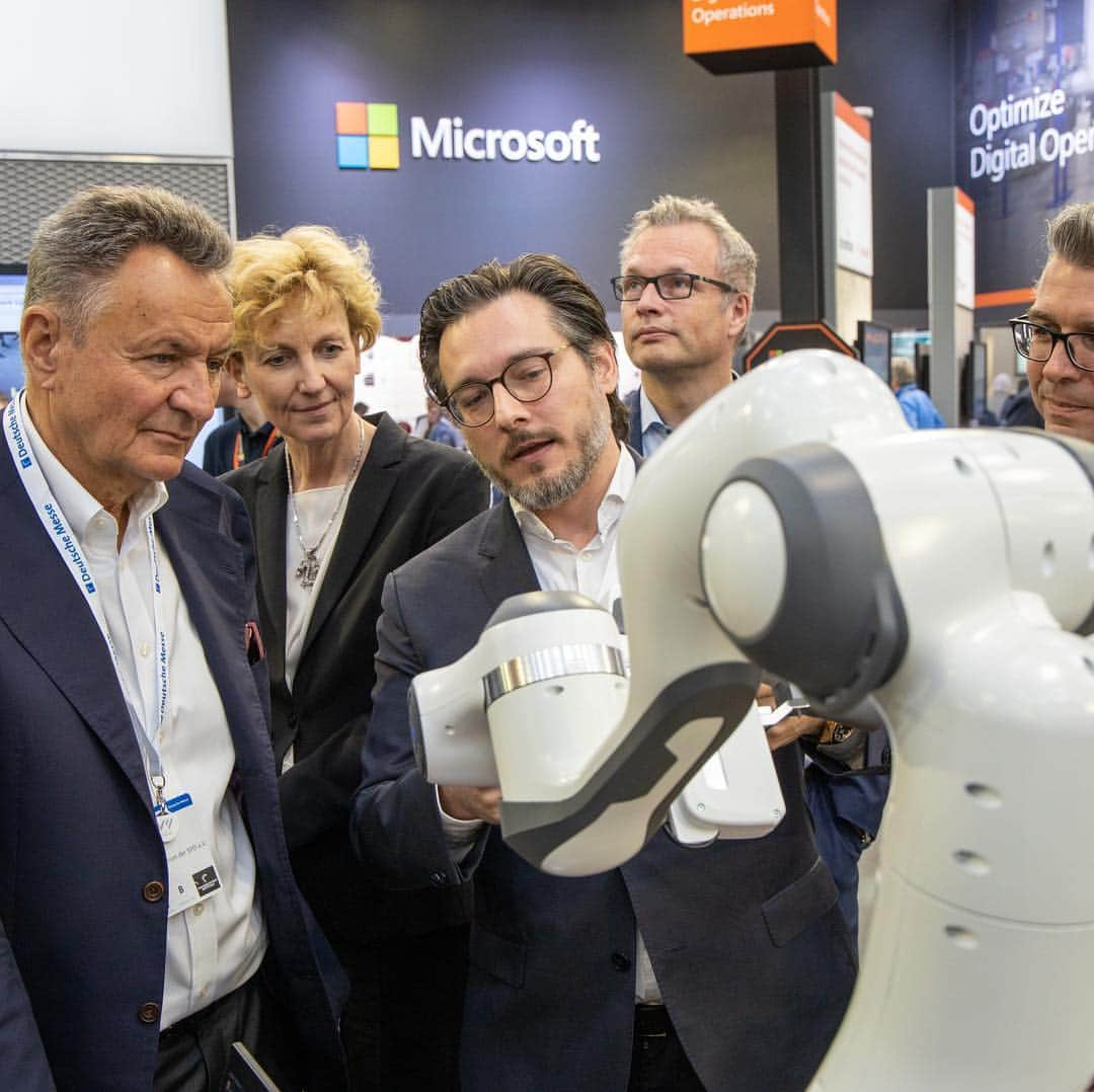 Microsoftさんのインスタグラム写真 - (MicrosoftInstagram)「Manufacturing, re-imagined. Last week at @Hannover_Messe, attendees learned how Microsoft customers and partners are innovating with mixed reality, #AI and IoT technology for an intelligent manufacturing future. #hm19」4月9日 4時04分 - microsoft