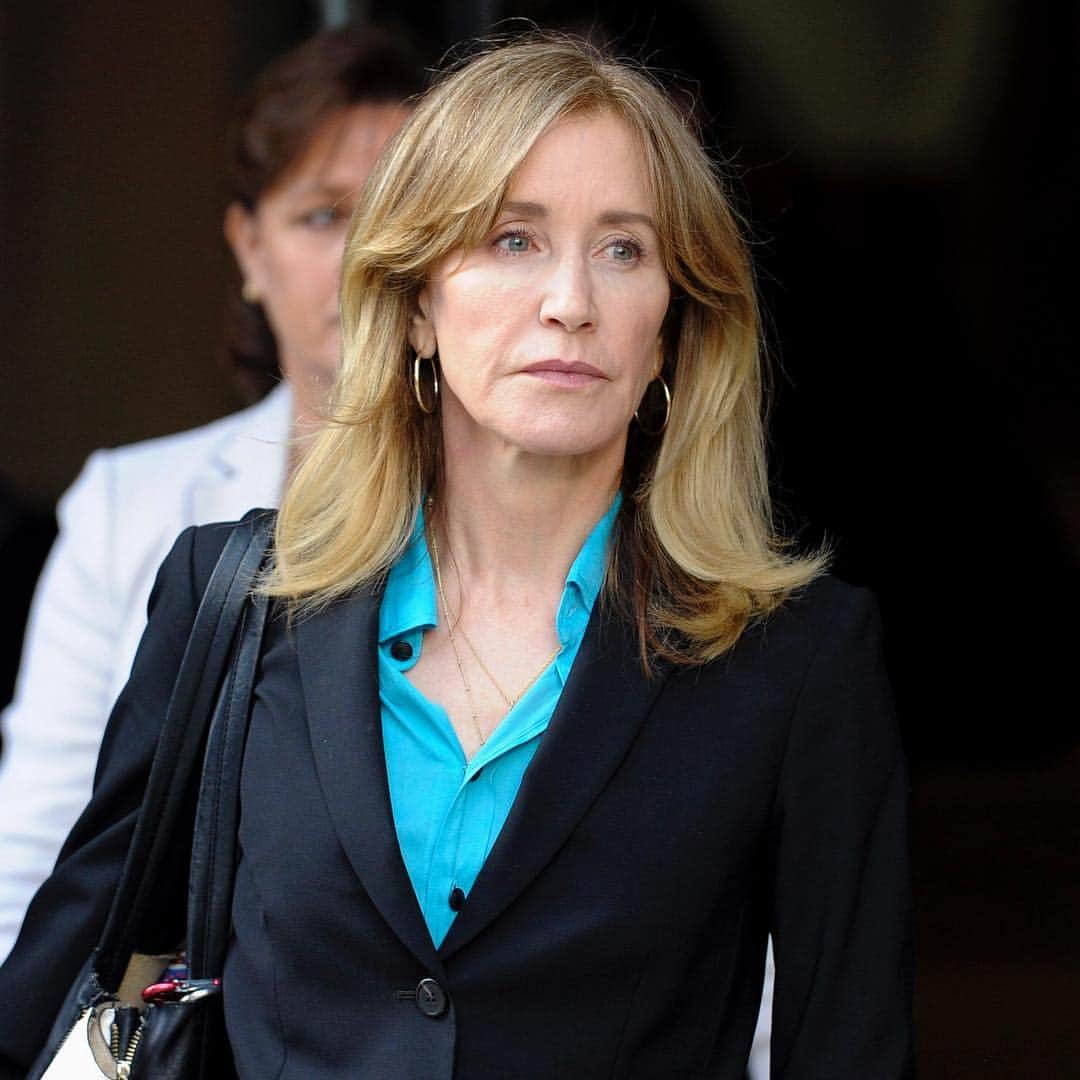 NBC Newsさんのインスタグラム写真 - (NBC NewsInstagram)「JUST IN: #FelicityHuffman and 13 others agree to plead guilty in college admissions scandal. Click the link in our bio for more. . 📷 Joseph Prezioso / @afpphoto」4月9日 4時08分 - nbcnews
