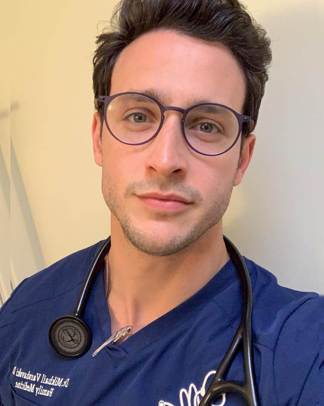 ドクター・マイクさんのインスタグラム写真 - (ドクター・マイクInstagram)「Hey You— Why haven’t you seen the doctor for your physical yet? 🤔⛑👨🏻‍⚕️#healthy #happy」4月9日 4時10分 - doctor.mike