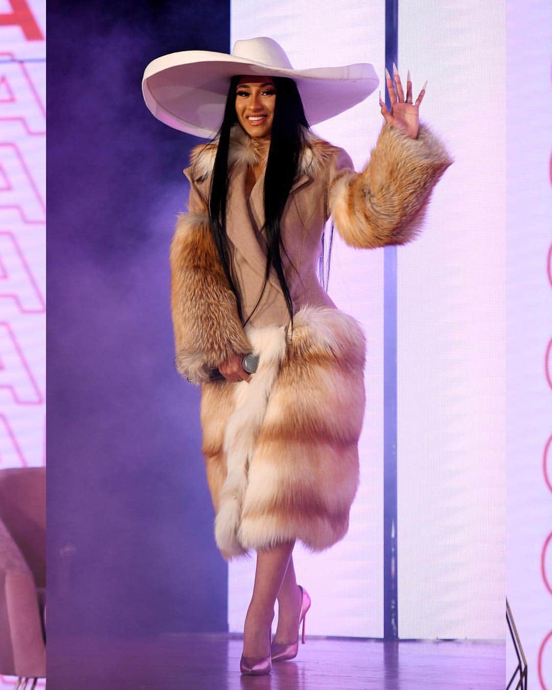Just Jaredさんのインスタグラム写真 - (Just JaredInstagram)「@iamcardib hits the stage at @beautycon NY rocking @sarahsokolmillinery hat and @pacorabanne coat! See more on JustJared.com #CardiB #BeautyConNYC Photos: @gettyimages」4月9日 4時21分 - justjared