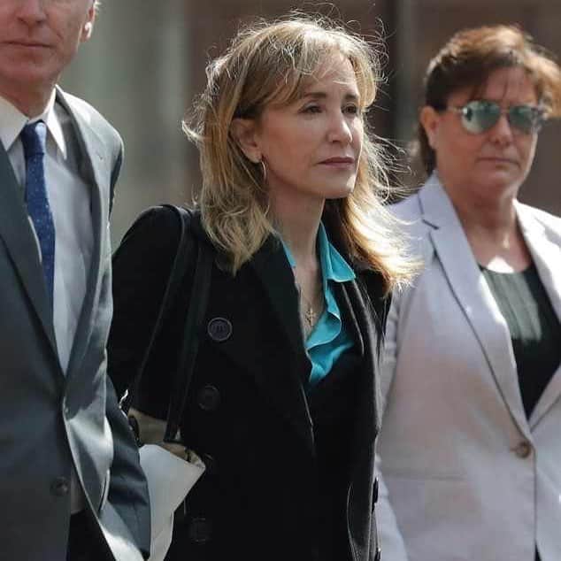 E! Onlineさんのインスタグラム写真 - (E! OnlineInstagram)「Breaking! Felicity Huffman has broken her silence on the #collegeadmissionsscandal and is set to plead guilty: "I am in full acceptance of my guilt, and with deep regret and shame over what I have done." Link in bio for her lengthy statement. (📷: Shutterstock)」4月9日 4時17分 - enews