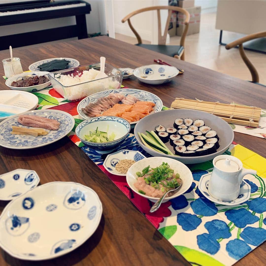 MEGのインスタグラム：「友だちの家で、MAKI(寿司)ランチ。 １〜３歳児のキッズが３人も集まり、それぞれ喋って食べてこぼして暴れて、ひたすらワタワタしたけど、それもひと段落し、トロタクを気がすむまで食べる事ができて、大満足。幸せ...。 私が出る前にトロを刻むのに集中してしまい、梅干しと納豆を持っていき忘れて、いくつか細巻きが出来なかったのが心残りであるが。いつからか、野菜系寿司の方が好きになってきたのは、老化現象か🌾」