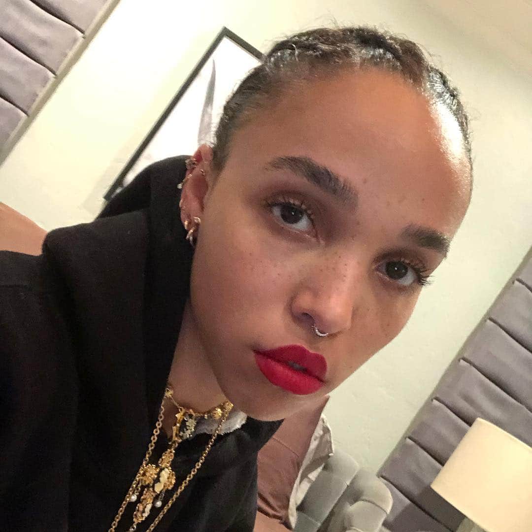 FKAツイッグスさんのインスタグラム写真 - (FKAツイッグスInstagram)「type yes for a second date <3」4月9日 9時56分 - fkatwigs