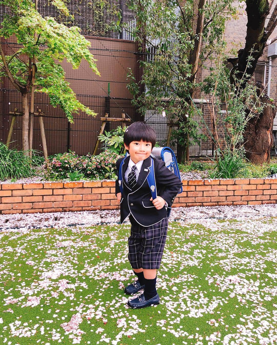 山田まりやさんのインスタグラム写真 - (山田まりやInstagram)「#ムネくん #ピカピカの1年生 になりました😂♥️✨#ランドセル はシルバー😂 ・ 2枚目 昨日の#入学式 は☔️で寒かったけど💦 散った桜の花びらの絨毯が綺麗で🌸✨ ランドセルのポスターの様な写真が撮れてママは大満足です😍🙌♥️✨www ・ 3、4枚目 #ママ と#パパ とも それぞれ想い出の写真が撮れました♥️😆😆😆 ・ 5枚目 そしてなんと❣️ #幼稚園 の入学式にもお祝いに駆けつけてくれた水戸ちゃん @mayumi_mitogawa が✨ #小学校 の入学式にも駆けつけてくれましたー❣️🤣🙌♥️✨✨✨ ・ 6枚目 幼稚園で親子共々大の仲良しになれた Kくんファミリーの皆様との記念写真を 水戸ちゃんが撮ってくれました😊✨ ・ 7枚目 Kくんとはクラスが分かれてしまいましたが😭💦 ・ 8枚目 入学前に公園で会って仲良しになったお友達とクラスが一緒になれました😆🙌✨ ・ 9枚目 担任の先生も優しそうで良かったぁ😆🙌✨✨✨ ・ 在学生のお兄さんお姉さんも みんな素晴らしく良い子達ばかりで 感動しました😍✨ 頼もしい〜😆🙌✨✨✨ ・ 10枚目 オールカラーページの教科書やお道具箱やらをゲットして やる気に満ち溢れてる様子です😂💕 ・ 親子共々楽しく充実した6年間が過ごせます様に🎉😆😆😆✨✨✨」4月9日 9時58分 - mariya.yamada