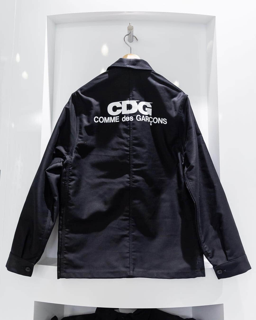 Fashionsnap.comさんのインスタグラム写真 - (Fashionsnap.comInstagram)「「コム デ ギャルソン（COMME des GARÇONS）」によるブランド「シーディージー（CDG）」が初の単独路面店を4月3日、丸の内にオープン。 オープンを記念して「ステューシー（STUSSY）」とのコラボTシャツ2型のほか、ドッキングシャツやフーディーポンチョの3アイテムが先行発売されました。定番のベーシックアイテムのほか、「ヴァンズ（VANS）」、「ル・ラブルール（LE LABOUREUR）」、「ポーター（PORTER）」など、普遍的に価値のある"名作”に「CDG」のロゴがあしらわれたアイテムなどがラインナップしています。 #cdg #commedesgarcons #シーディージー」4月9日 10時00分 - fashionsnapcom