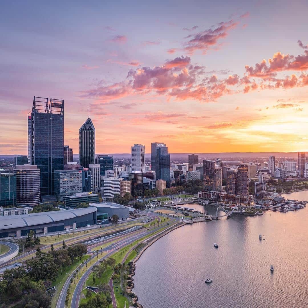 Australiaさんのインスタグラム写真 - (AustraliaInstagram)「You really know how to put on a show, @destinationperth. 🌅 @kaneartie.photography captured this stunning display of colours over the #SwanRiver and the #skyline of @westernaustralia’s capital city on his morning stroll - what a way to start the day! Seeing #Perth by foot is one of the best ways to explore the city; book a guided walking tour with @go_cultural and learn about the unique Aboriginal culture from their Indigenous guides, or go on a @twofeetperth tour with options available to bar-hop, spot wildlife, and even go on a scavenger hunt. Put on your comfiest shoes and have your camera fully charged as you’ll be capturing lots of gems along the way.  #seeaustralia #justanotherdayinwa #seeperth #travel #architecture」4月9日 10時00分 - australia